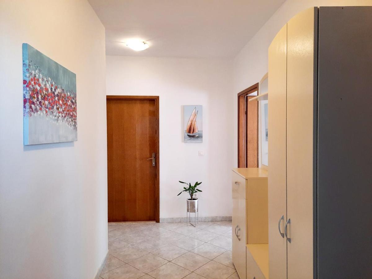 Lovely 3-Bedroom Apartment With Breathtaking View Dugi Rat Exterior photo